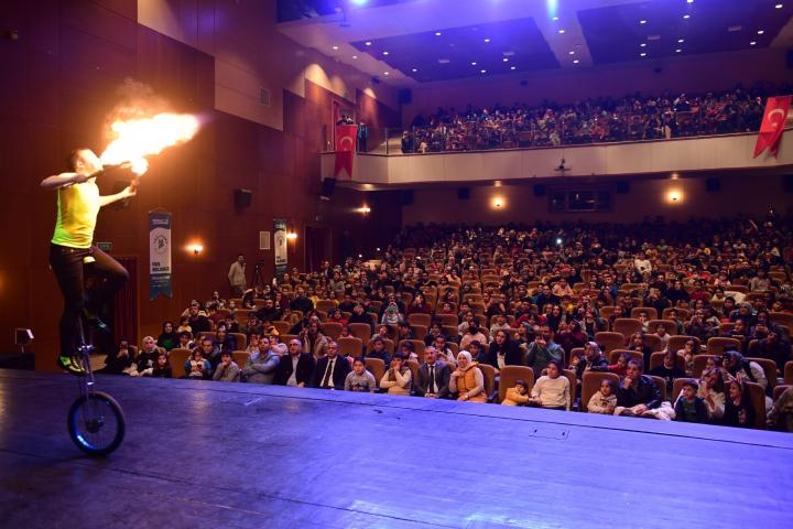 Akrobasi, İlizyonist ve Merak Uyandıran Gösteriler Yoğun İlgi Gördü